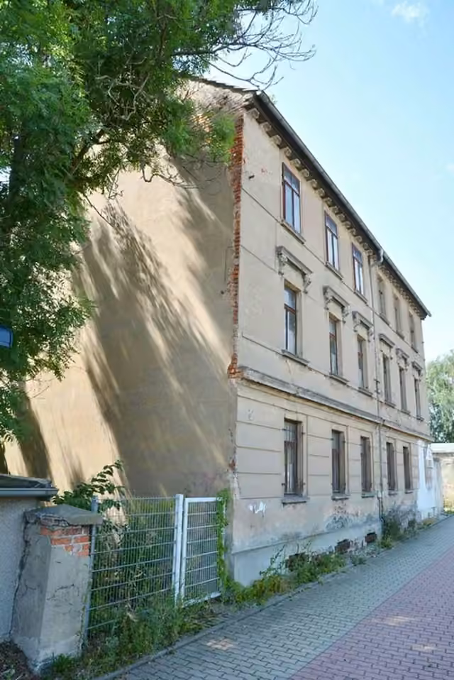 Seven-unit apartment building in central Altenburg, needs renovation