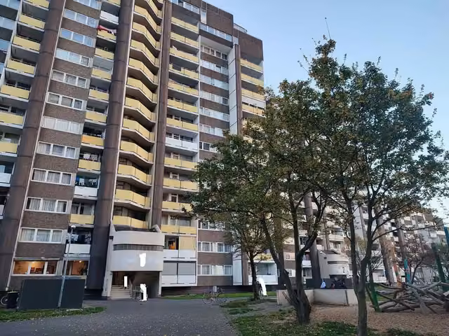 Let 2-room apartment on the 13th floor in Cologne-Meschenich